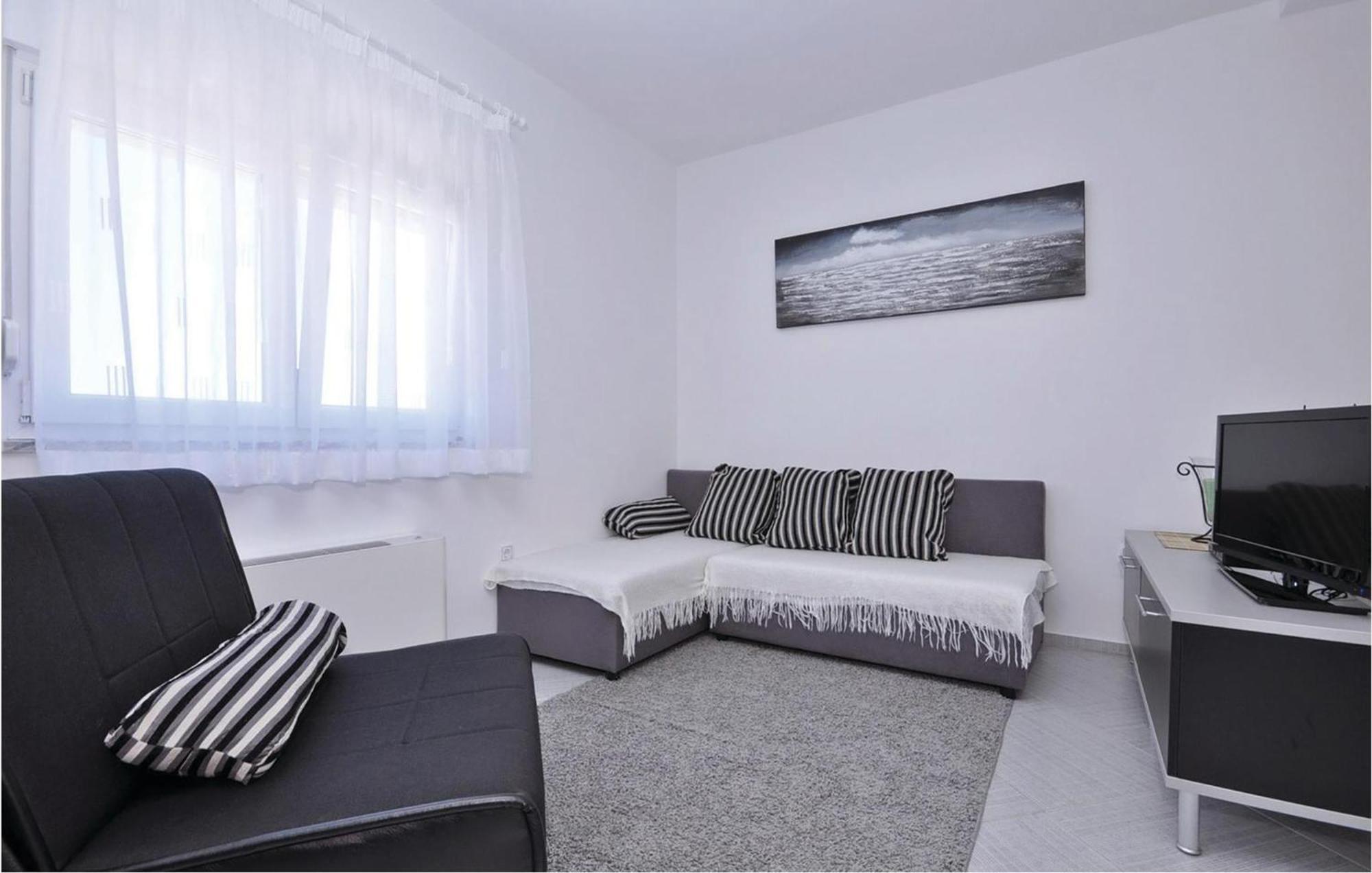 1 Bedroom Cozy Apartment In Bibinje Exterior foto